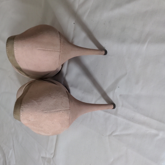 Donald Pliner Two Toned Suede Pump - Picture 5 of 6